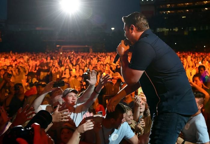 Country Crooner Chris Young Bows Out!