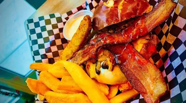 Papa Woody's Uptowner Burger